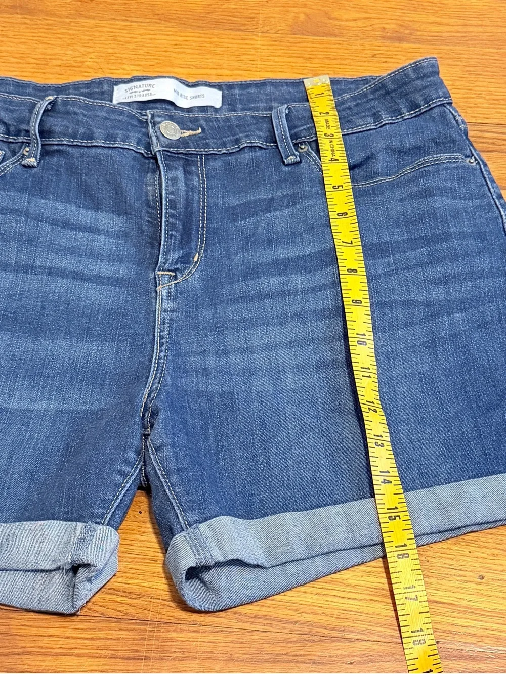 Levi Strauss Signature Mid Rise Denim Shorts Women’s size 14 W32 - Picture 4 of 7